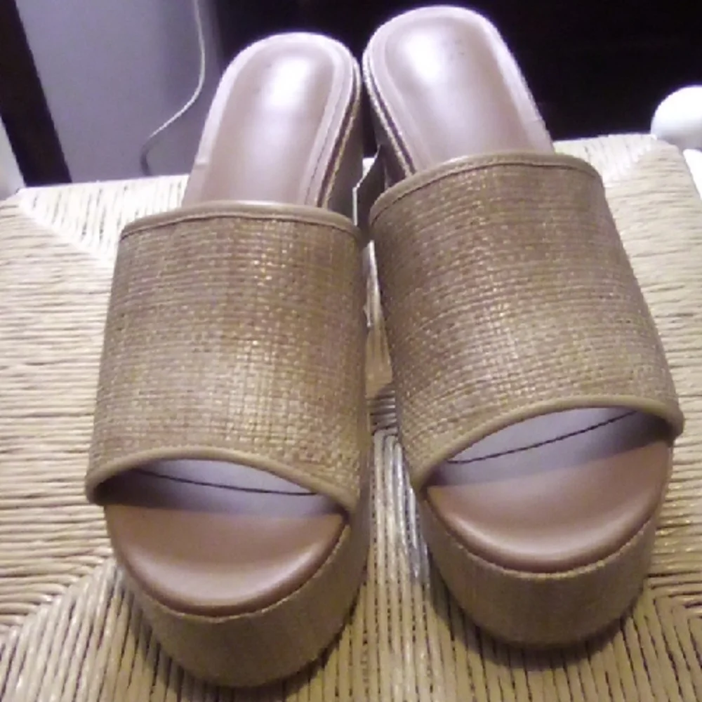 A New Day Memory Foam Platform Sandals Size 10 BNWT.